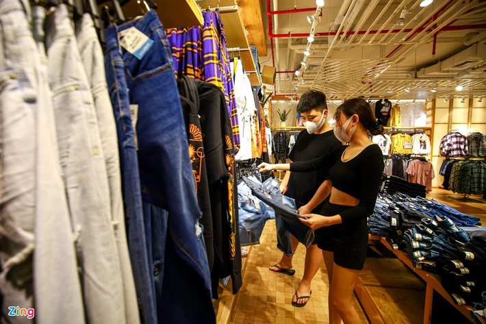 "Ngại chen lấn nên tôi cùng với bạn tranh thủ đi mua sắm vào dịp trước Black Friday, tuy nhiên vẫn chưa ưng ý được món đồ nào do giá vẫn còn cao quá", chị Thy (ngụ quận Tân Phú) cho biết.