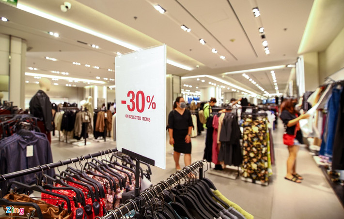 Những cửa hiệu thời trang nổi tiếng như: H&M, Zara, Pull&Bear chưa có dấu hiệu chạy chương trình khuyến mãi.