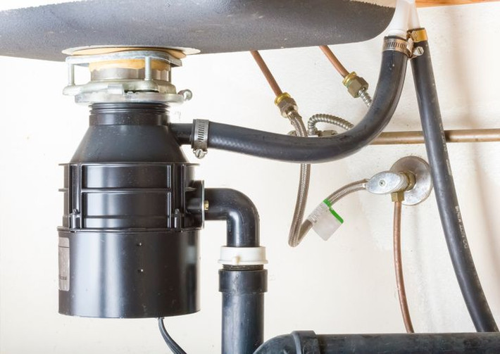 Không lắp thiết bị xử lý rác cho bồn rửa bát sẽ khiến gia chủ tốn rất nhiều thời gian và tiền bạc để xử lý đường ống bị tắc. Bạn có thể mua bồn rửa tích hợp tính năng hoặc mua một thiết bị riêng.