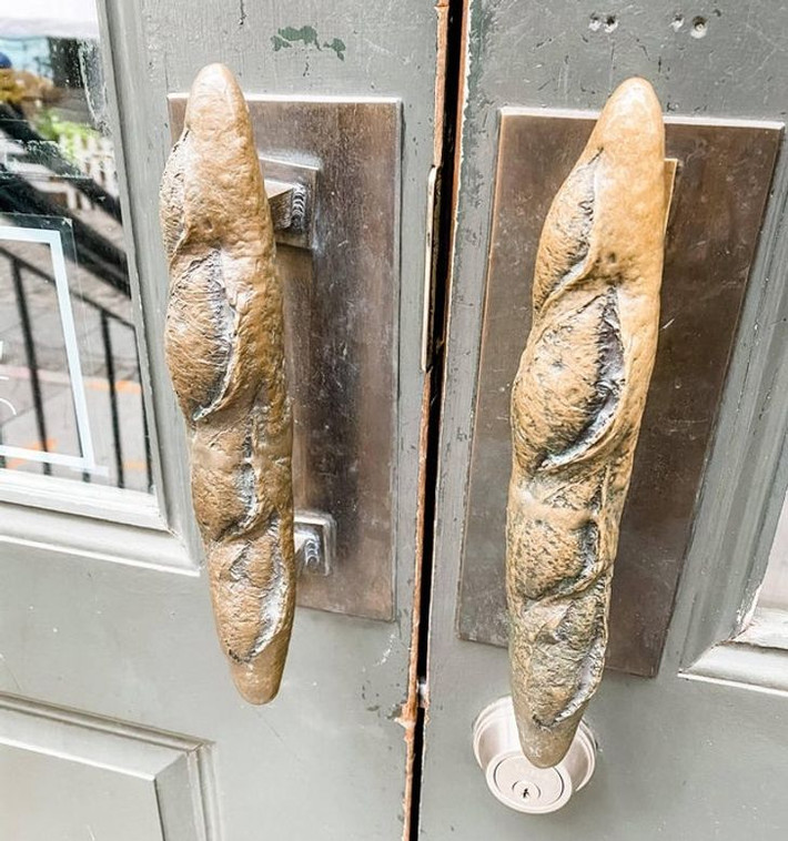 Cùng chung tưởng, một tiệm bánh mì thiết kế tay nắm cửa hình chiếc bánh mì.
