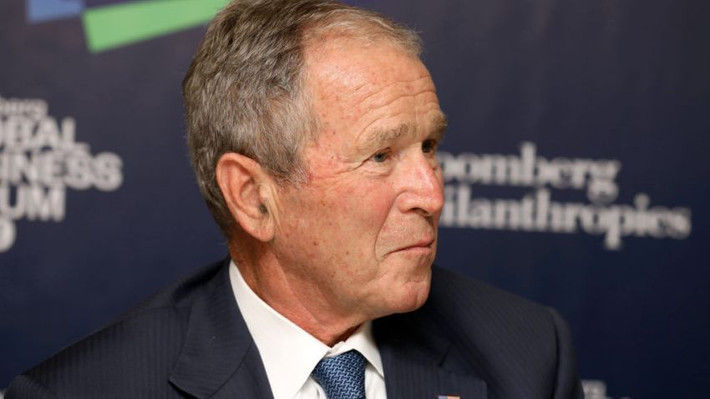 Đối với cuộc bầu cử năm 2000, cả George W. Bush, người chiến thắng và Al Gore, người thua cuộc trong một loạt tranh cãi ở Florida, đã chi hơn 200 triệu USD.