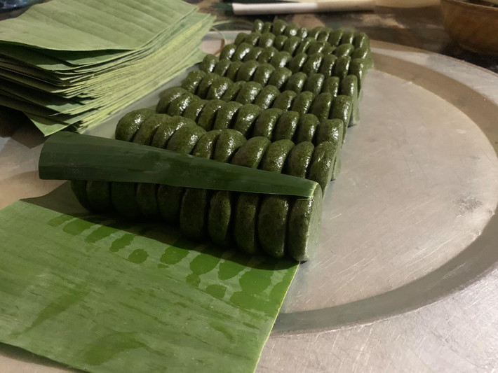 Với giá chỉ từ 4.000 - 6.000 đồng/chiếc, nhiều "thượng khách " không ngại rút ví mua cả trăm chiếc về ăn, biếu người thân, bạn bè.