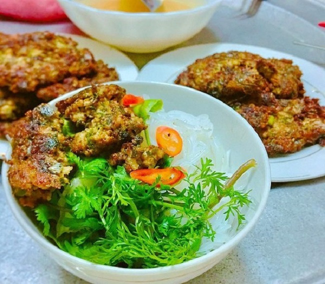 Rươi có thể làm nhiều món như chả rươi, rươi cuộn lá lốt, rươi rang muối, mắm rươi hay lẩu rươi...Ảnh: Facebook.
