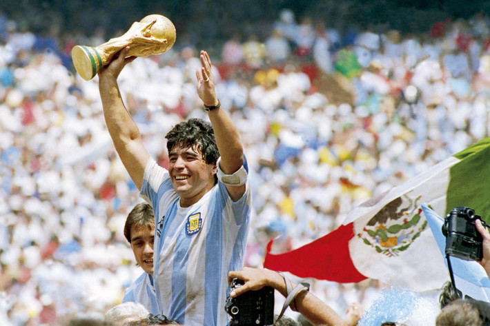 Diego Maradona được coi là một trong những cầu thủ vĩ đại nhất lịch sử bóng đá thế giới với chức vô địch World Cup 1986 cùng đội tuyển Argentina.
