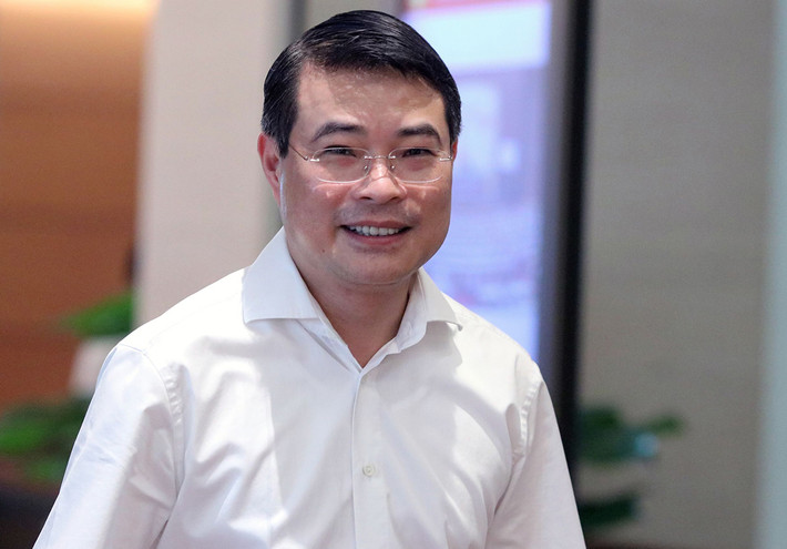Ông Lê Minh Hưng (sinh năm 1970, quê ở xã Sơn Tân, huyện Hương Sơn, tỉnh Hà Tĩnh) là Thống đốc Ngân hàng Nhà nước Việt Nam từ tháng 4/2016 đếm tháng 10/2020. Ông hiện là Chánh Văn phòng Trung ương Đảng.
