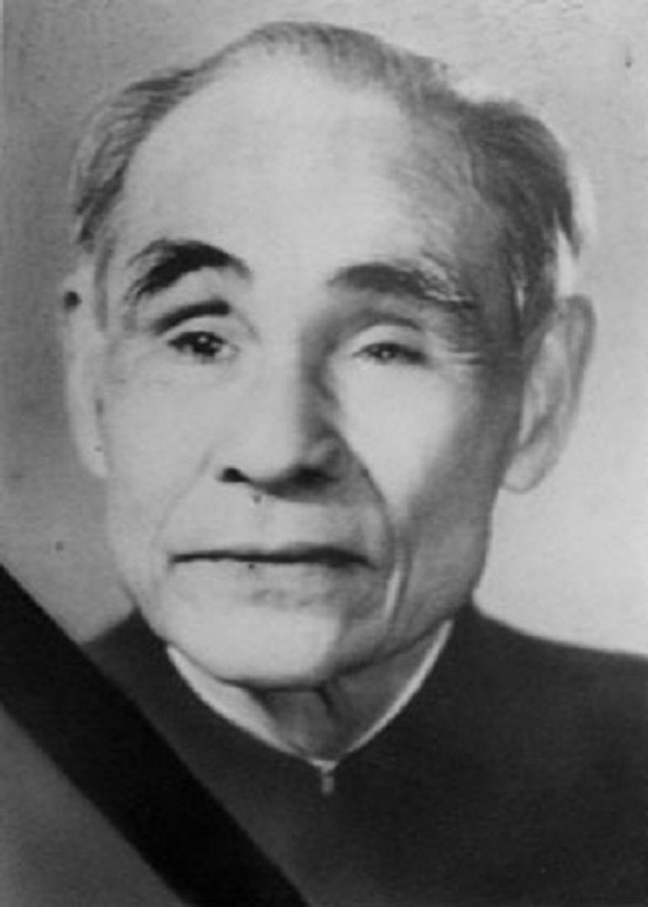 Ông Tạ Hoàng Cơ (Tổng Giám đốc Ngân hàng từ 8/1964 đến 1974) sinh 1911, mất 1996, quê quán xã Liên Ninh, phủ Thường Tín, tỉnh Hà Đông (nay là xã Liên Ninh, huyện Thanh Trì, Thành phố Hà Nội). Trước khi trở thành người đứng đầu Ngân hàng nhà nước, ông giữ chức vụ Phó Tổng Giám đốc Ngân hàng Quốc gia Việt Nam.