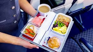 Lý do là khi di chuyển trên bầu trời, độ ẩm cabin sẽ giảm khoảng 15%. Cổ họng chúng ta lúc đó sẽ khô hơn, làm cho quá trình cảm nhận mùi và hương vị bị chậm lại.