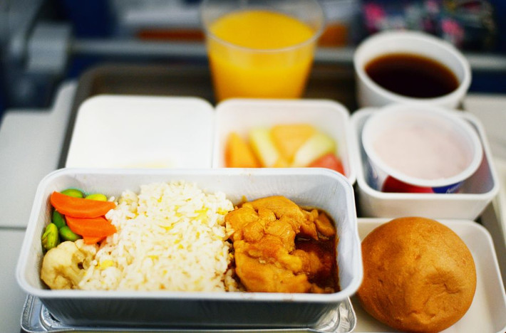 Thậm chí, một số nơi sẽ sa thải bất kỳ nhân viên nào nếu bị bắt gặp mang thức ăn ra khỏi máy bay.