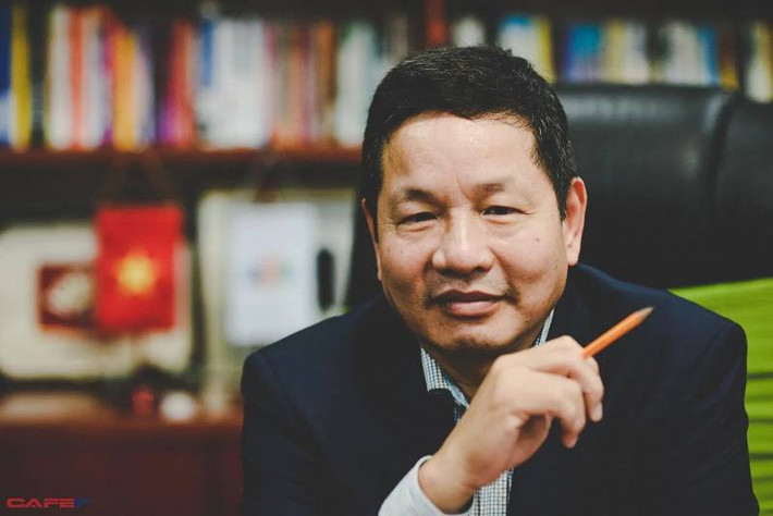 Ít ai biết, trước đây Chủ tịch FPT từng là một thầy giáo. Theo đó, năm 1979, ông bảo vệ thành công Luận án tiến sĩ tại Đại học Tổng hợp Lomonosov, sau đấy được Nhà nước phong tặng danh hiệu Phó giáo sư vào năm 1991.