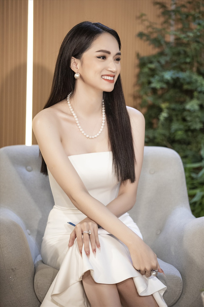 Năm 2012, Hương Giang gây dấu ấn đặc biệt khi tham gia cuộc thi âm nhạc Vietnam Idol. Sau này, Hương Giang tiếp tục thể hiện sự đa tài khi ghi danh và bất ngờ đăng quang tại cuộc thi Hoa hậu Chuyển giới quốc tế 2018. Ảnh: Sen Vàng.