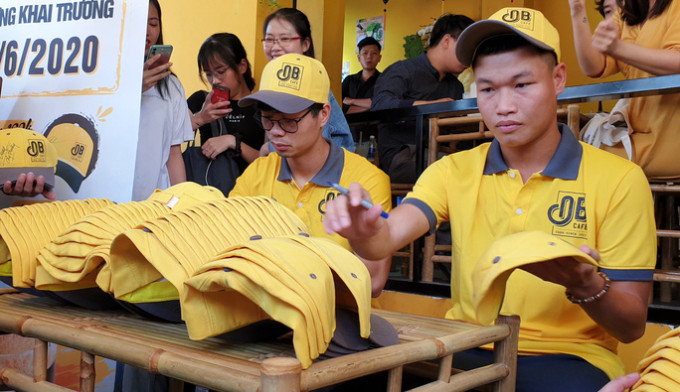 Ngoài ra, anh còn là đồng sở hữu một nhà hàng ở vị trí cực đắc địa tại sân bay Tân Sơn Nhất cùng Đông Triều.