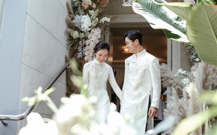 Ngày 16/11, Công Phượng - Viên Minh sẽ chính thức về chung một nhà. Hôn lễ của cặp đôi sẽ được tổ chức ở 3 địa điểm lớn. Đầu tiên tại một khách sạn ở TP.HCM, sau đó, cặp đôi đãi tiệc ở Phú Quốc cũng như quê nhà Nghệ An của chú rể.