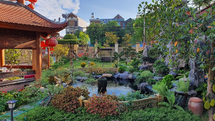 Coi trọng yếu tố phong thủy nên gia chủ xây dựng hồ cá Koi lớn trong sân vườn. Ảnh: Dân Việt.