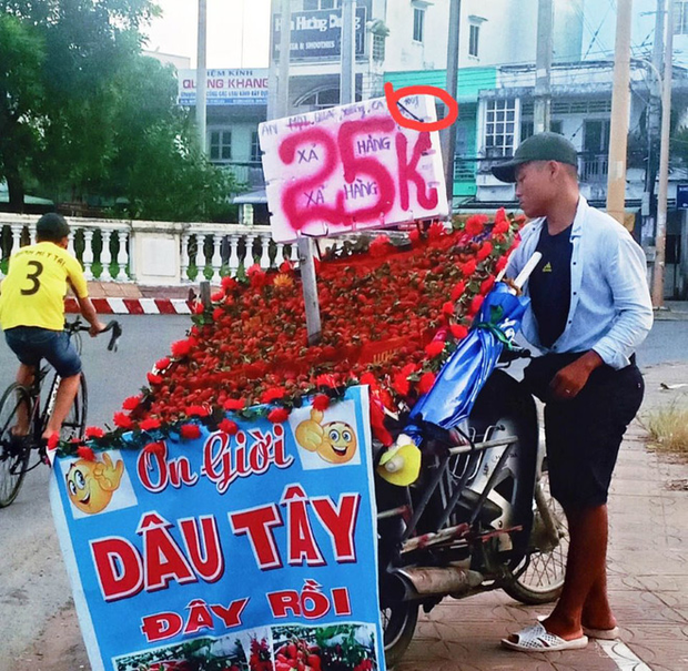 Dâu tây 25.000/100 gram nhưng cách viết này khiến ai cũng tưởng 25.000/kg. Ảnh: Pháp luật và bạn đọc.