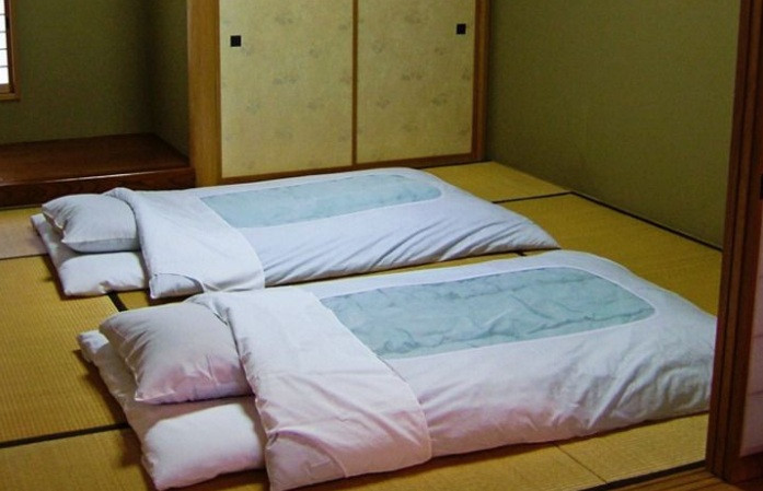 Nhiều người Nhật ngủ trên giường futon (đây là một loại đệm bông dày). Futons được đặt ngay trên sàn. Sau khi thức giấc, futon được cất vào tủ.