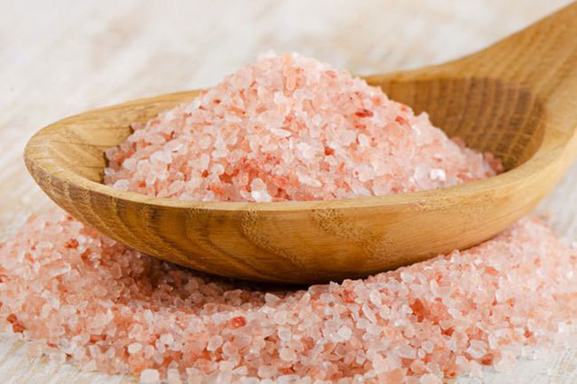 Đây là muối cổ Himalaya dùng để ăn và có giá từ 99.000 đồng/kg, đắt gấp khoảng 30 lần muối trắng của Việt Nam.