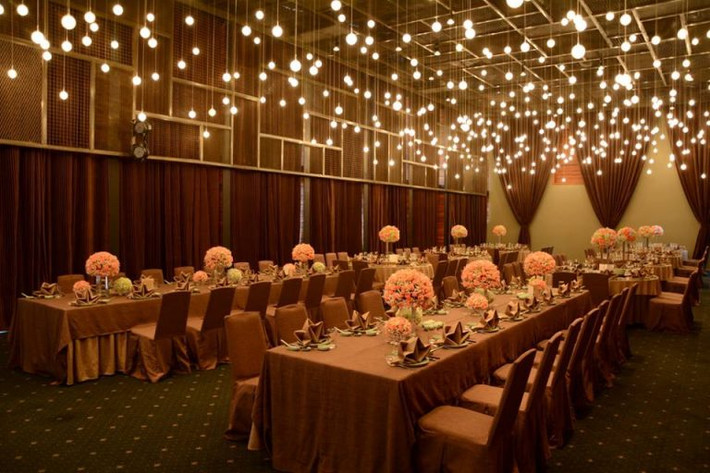 Không gian trong Gem Center rộng lớn với sức chứa lên đến hàng ngàn khách, sân khấu hoành tráng, âm thanh ánh sáng hiện đại linh hoạt, đáp ứng mọi nhu cầu tổ chức tiệc cưới và sự kiện.