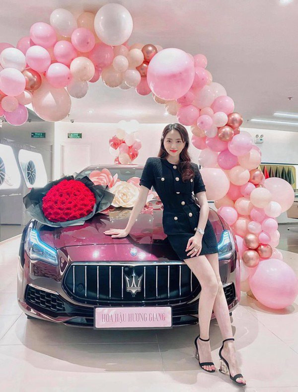 Ngoài ra, Hương Giang còn nhiều lần chi tiền tậu xế hộp khủng và trở thành tay chơi hàng hiệu trong Vbiz.