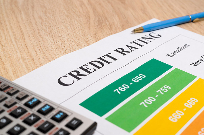 Một trong những sai lầm mà nhiều người mắc phải đó chính là rút tiền mặt từ thẻ tín dụng như những loại thẻ khác. Tuy nhiên, khi rút tiền mặt ngân hàng sẽ tính phí với khoản tiền mà bạn đã rút. Mức phí này khá cao, thường rơi vào khoảng 4% tại thời điểm rút.