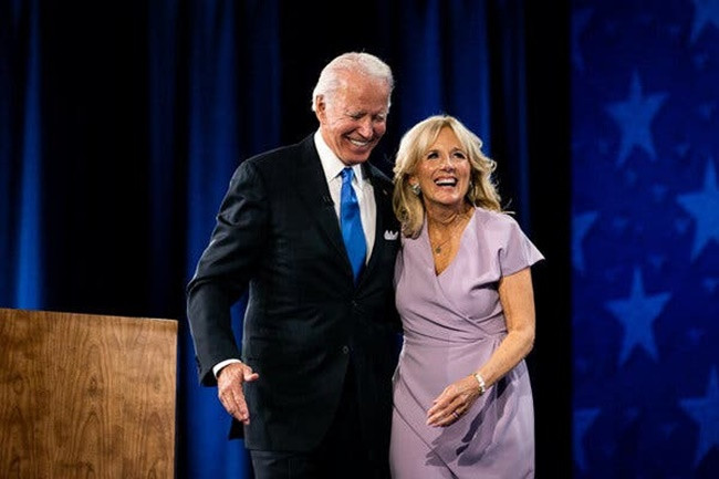 Ông Joe Biden còn có một khoản thu nhập khá lớn từ diễn thuyết. Theo AP, buổi diễn thuyết của ông Biden trung bình là 100.000 USD, nhưng nó dao động từ 40.000 đến 190.000 USD.