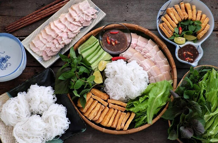 Rất nhiều quán bún đậu mắm tôm ở Hà Nội luôn trong tình trạng đông kín khách.