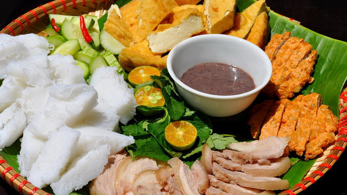 Mắm cũng có thể dùng với bún, tạo thành món bún đậu mắm tôm ngon nổi tiếng hay gia tăng hương vị cho bún riêu, bún thang. Trong các món nấu, mắm tôm là thức không thể thiếu để pha chế các món giả cầy và rựa mận.