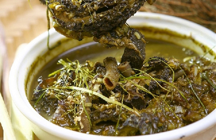 Nậm pịa là món ăn truyền thống của bà con dân tộc Thái, chỉ có từ Mộc Châu đến Sơn La. Trong tiếng Thái, "nậm" nghĩa là canh, "pịa" nghĩa là chất sền sệt trong ruột non của bò hoặc phân non.