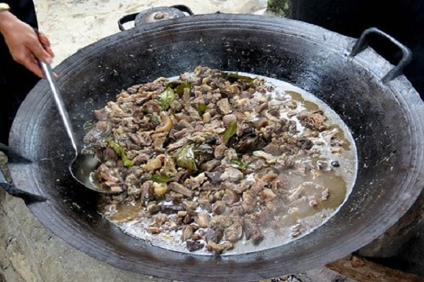 Thế nhưng, nó lại là thứ đặc sản được ưa thích đặc biệt của đồng bào nơi đây. Nhiều người lại phải công nhận rằng mình bị nghiện cái vị ngai ngái ấy lúc nào ko hay.