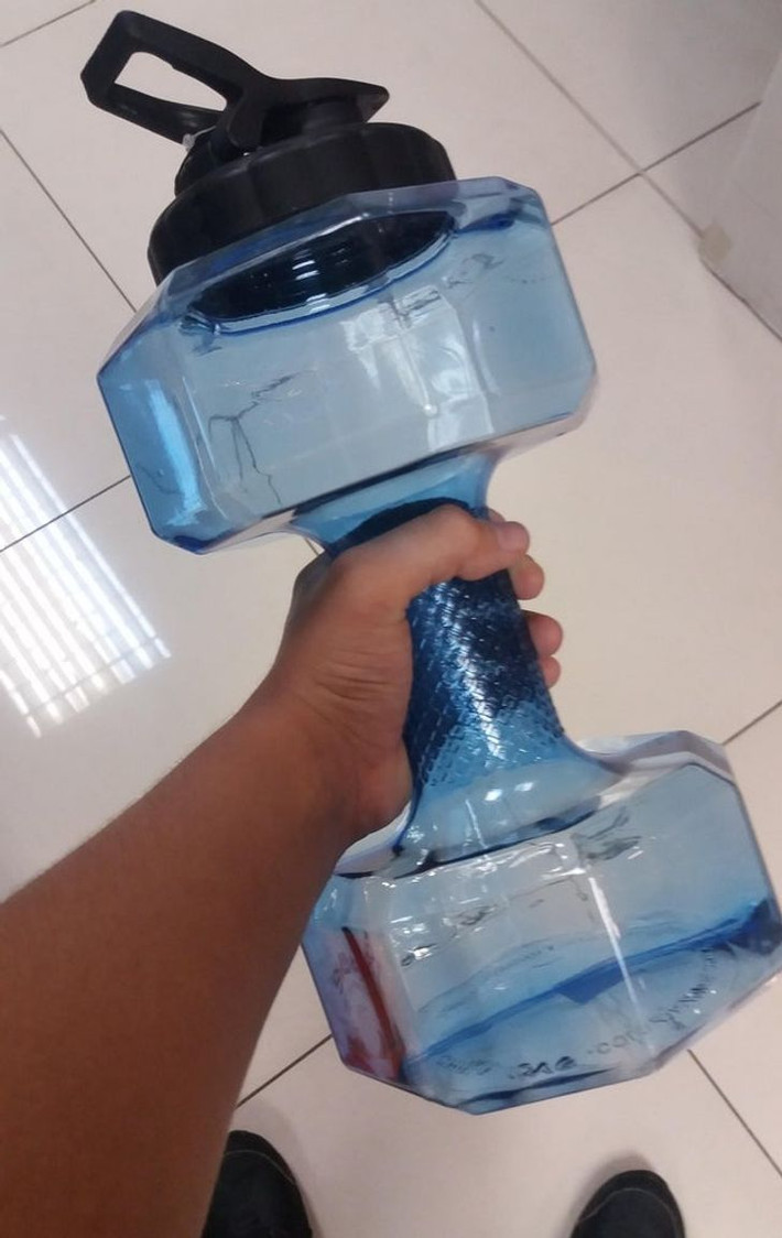 Chai nước còn có thể sử dụng như một quả tạ.