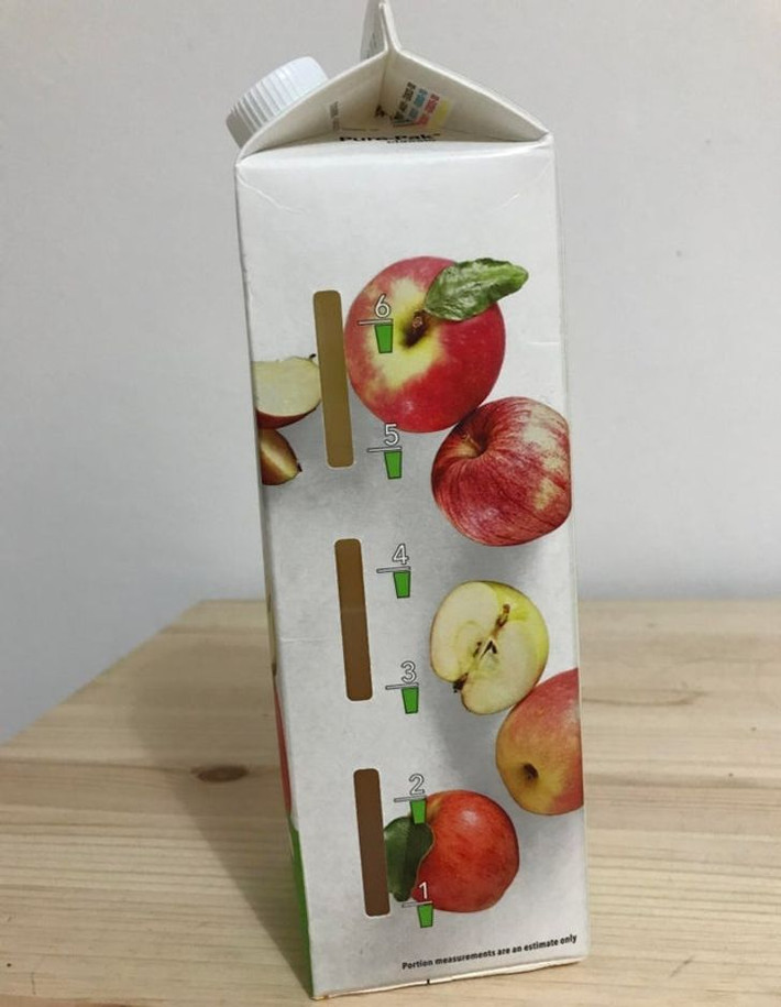 Thiết kế của hộp nước táo này cho bạn biết còn lại bao nhiêu ly để thưởng thức.