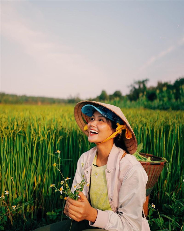 Bên cạnh đó, Hoa hậu H'Hen Niê cũng đang là gương mặt quảng cáo của nhiều thương hiệu lớn, như mỹ phẩm, điện thoại, thời trang, bảo hiểm nhân thọ, giày thể thao...Ảnh: Internet