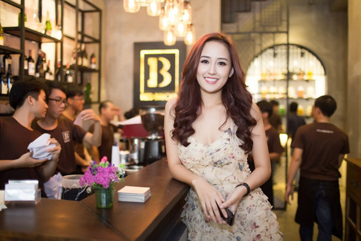 Được biết, Mai Phương Thúy là một người kinh doanh khá mát tay trong lĩnh vực ẩm thực lẫn bất động sản. Tháng 8/2013, cô mở nhà hàng ăn phục vụ món Việt ba miền tại quận 1, TP.HCM. Ảnh: FBNV