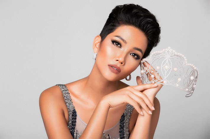 Sau Hoa hậu Hoàn vũ 2018, H'Hen Niê phủ sóng tại vô số sự kiện, được giới bầu show nhiệt tình săn đón. Để mời H'Hen Niê tới sự kiện, nhà tổ chức có thể sẽ phải chi trả từ 5.000 - 10.000 USD, hoặc hơn nữa tùy theo tính chất công việc dành cho đối tác. Ảnh: Vietnamnet.