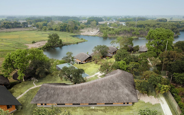 Làng Mít là tập hợp những villa nhỏ, không gian mở, phù hợp du khách yêu thích lối sống xanh. Công trình sử dụng các vật liệu thân thiện môi trường để lợp mái xây nhà. Khuôn viên Làng Mít còn có vườn rau, ao cá, cung cấp nguồn thực phẩm sạch. Nguồn ảnh: Architecture Masterprize.