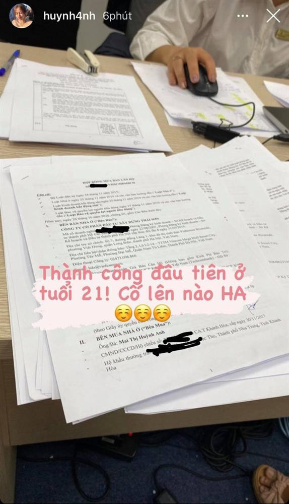 Cách đây không lâu, Huỳnh Anh khoe khoảnh khắc đi làm thủ tục mua nhà riêng ở tuổi 21 khiến nhiều người ngưỡng mộ.