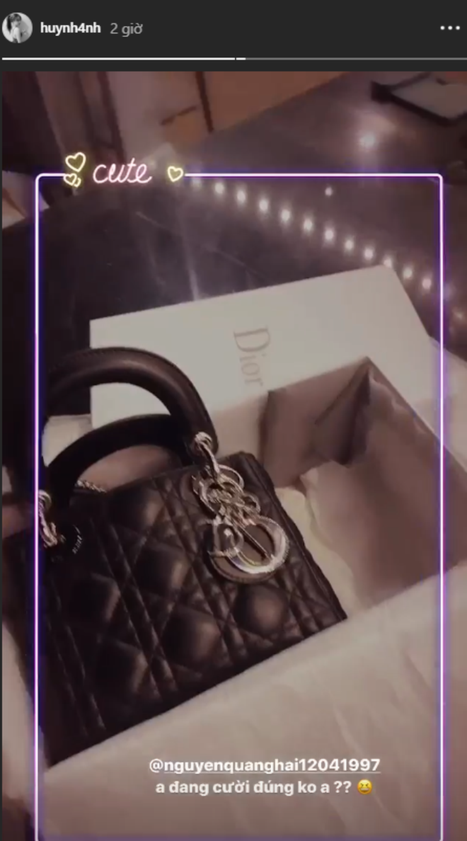 Khi còn yêu nhau, Huỳnh Anh được Quang Hải tặng chiếc túi Lady Dior trứ danh trong dịp sinh nhật. Trung bình, chiếc túi này được bán với giá 3200 EUR (gần 88 triệu đồng). Nguồn ảnh: Internet, FBNV.