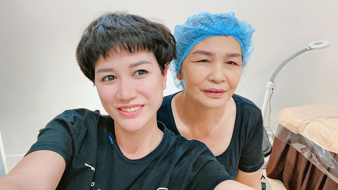 Trang Trần đã bỏ ra một khoản tiền lớn để đưa mẹ cô đi phẫu thuật thẩm mỹ, vì không muốn nhìn thấy quá nhiều nếp nhăn trên gương mặt mẹ.