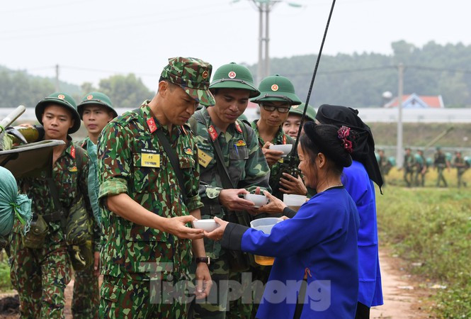 Bà con địa phương tiếp sức bộ đội Sư đoàn 3 trên đường hành quân diễn tập
