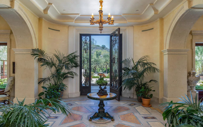 Bên trong tòa dinh thự là không gian sống rộng gần 2.000m2, bao gồm ba nhà nghỉ cho khách, 13 phòng ngủ, 17 phòng tắm.