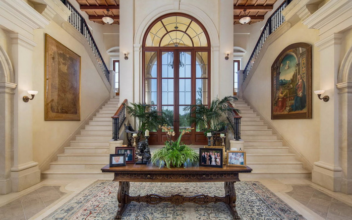 Thiết kế của Villa Firenze cổ kính giống các biệt thự ở Italy thế kỷ trước.
