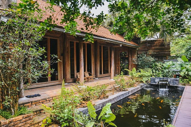 Còn nhà 3 gian được giữ nguyên tường gạch, các phần làm thêm đều là bê-tông mài cho hợp tổng thể của công trình. Ảnh: Pháp luật & bạn đọc.
