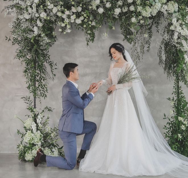 Tổng chi phí do chính chị gái Quỳnh Anh tiết lộ là tiền tỷ. Bởi, Cặp đôi này đã sử dụng những thứ rất “sang chảnh” như 500 nghìn viên pha lê trang trí hôn trường, chụp 3 bộ ảnh cưới hay thậm chí là mặc váy cô dâu, áo vest đến từ những thương hiệu nổi tiếng, đắt đỏ. Ảnh: Vietnamnet.