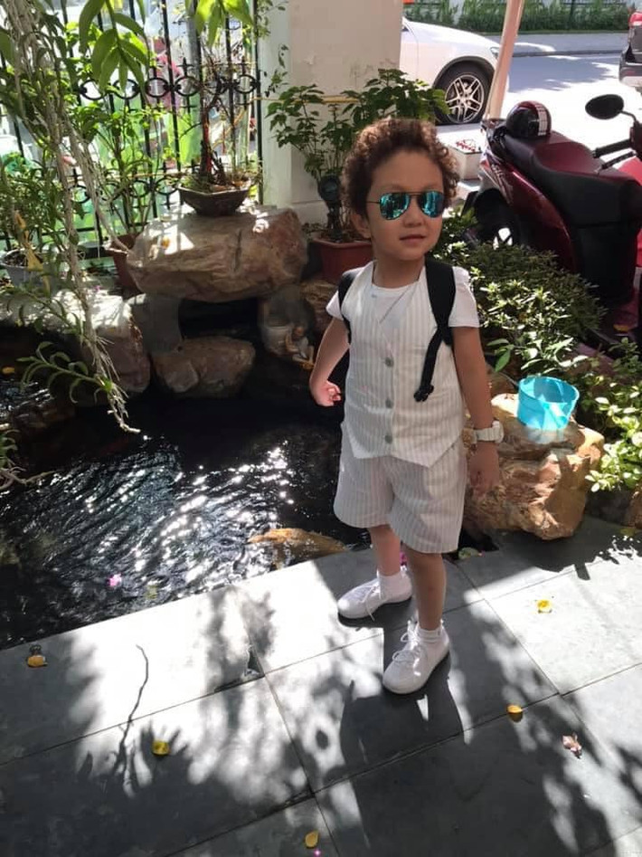 Bên cạnh đó, ca sĩ Tuấn Hưng còn đầu tư nhiều cho khu vực sân vườn để các con được sống trong bầu không khí trong lành.