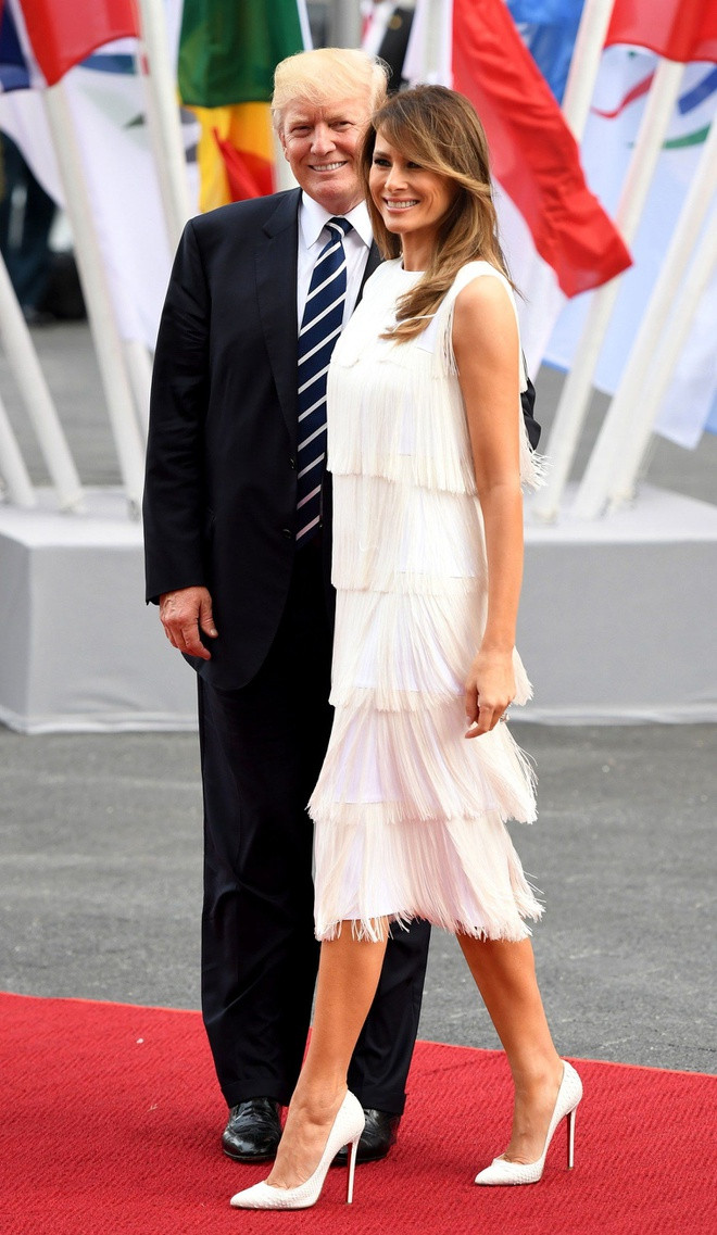 Bà Melania Trump trẻ trung với kiểu đầm thịnh hành những năm 1920 của Michael Kors với giá lên tới 2.995 USD (69 triệu đồng). Nguồn ảnh: Getty Image