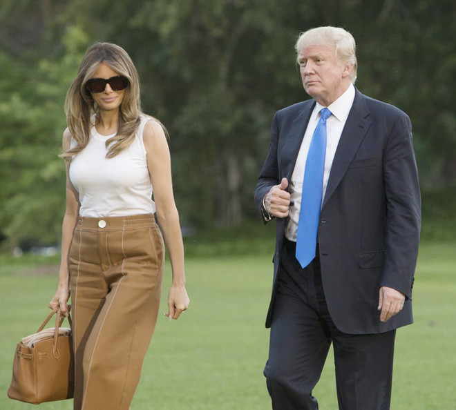 Trong một lần khác đi cùng Tổng thống Trump, đệ nhất phu nhân nước Mỹ diện cây hàng hiệu trị giá 13.461 USD (hơn 312 triệu đồng), gồm quần Bally (giá bán hơn 23 triệu đồng), áo D&G, giày Manolo Blahnik và túi xách Cognac Hermès Birkin.