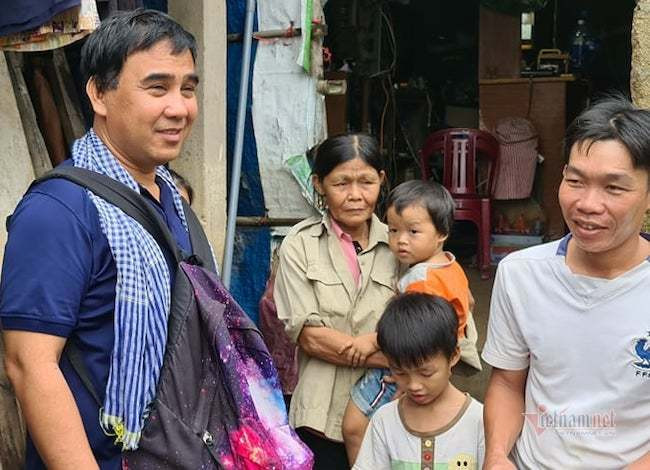 MC Quyền Linh được khán giả yêu mến không chỉ bởi những dự án nghệ thuật hay mà còn ở lối sống giản dị. Những ngày gần đây, nam MC quốc dân cùng ê kíp đang trong lịch trình ủng hộ đồng bào miền Trung lũ lụt. Ảnh: Vietnamnet.