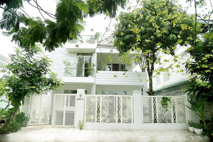 Ngôi nhà được thiết kế theo phong cách châu Âu với màu trắng chủ đạo. Nhìn từ xa, biệt thự toát lên vẻ đẹp độc đáo và lạ mắt. Ảnh: Vietnamnet.