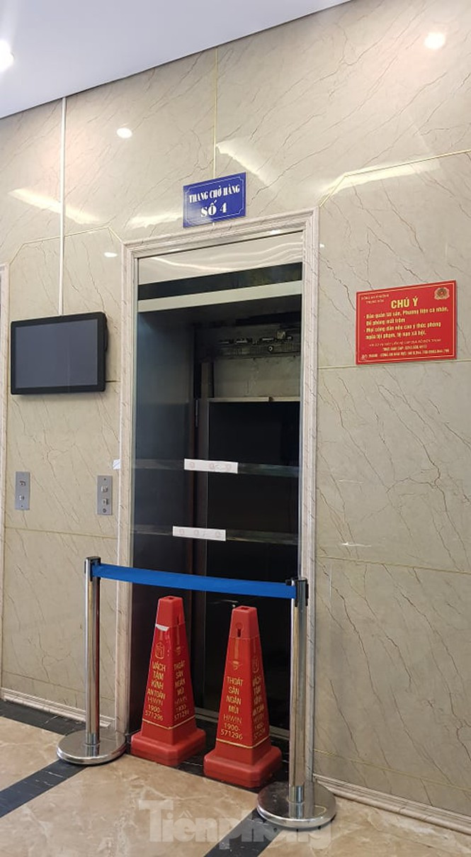 Xác nhận với PV Tiền Phong sáng 30/11, lãnh đạo UBND phường Trung Hòa cho biết, thời điểm đó, 11 người gồm cả người già và trẻ em di chuyển từ tầng 10 tòa nhà xuống đến tầng 5 thang máy thì gặp sự cố rơi tự do.