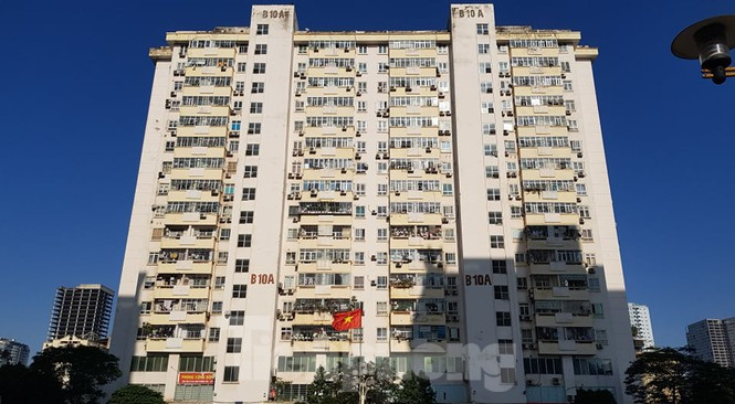 Khoảng 15h chiều qua (29/11), tại tòa nhà tái định cư B10A Nam Trung Yên (phường Trung Hòa, quận Cầu Giấy, Hà Nội) do Tổng công ty Đầu tư và phát triển nhà Hà Nội làm chủ đầu tư xảy ra vụ rơi thang máy tự do khiến nhiều người bị thương.