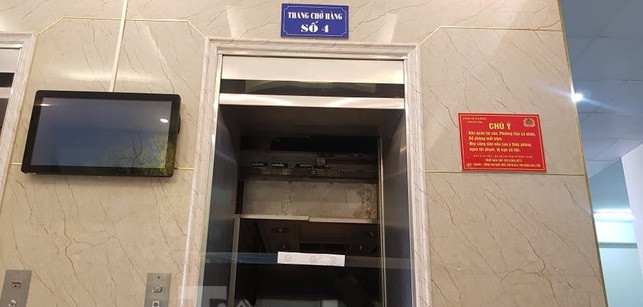 Ngay sau khi thang gặp sự cố, đơn vị quản lý vận hành và Ban quản trị tòa nhà gọi trung tâm cứu hộ cứu nạn TP phá cửa thang máy, khoảng 30 phút sau tất cả 11 người được giải cứu. Được biết, 11 người trong một gia đình đến nhà người thân ăn giỗ khi ra về thì gặp sự cố.